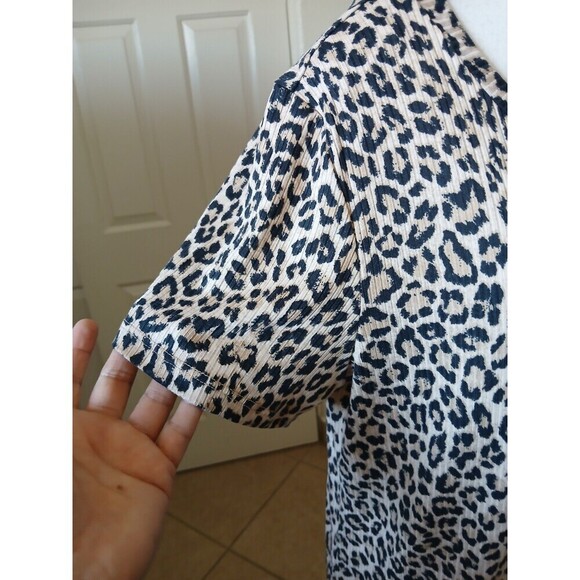 FREE KISSES Womens Blouse Top Animal‎ Print Short Sleeve Round Neck 1X Safari - Picture 6 of 14